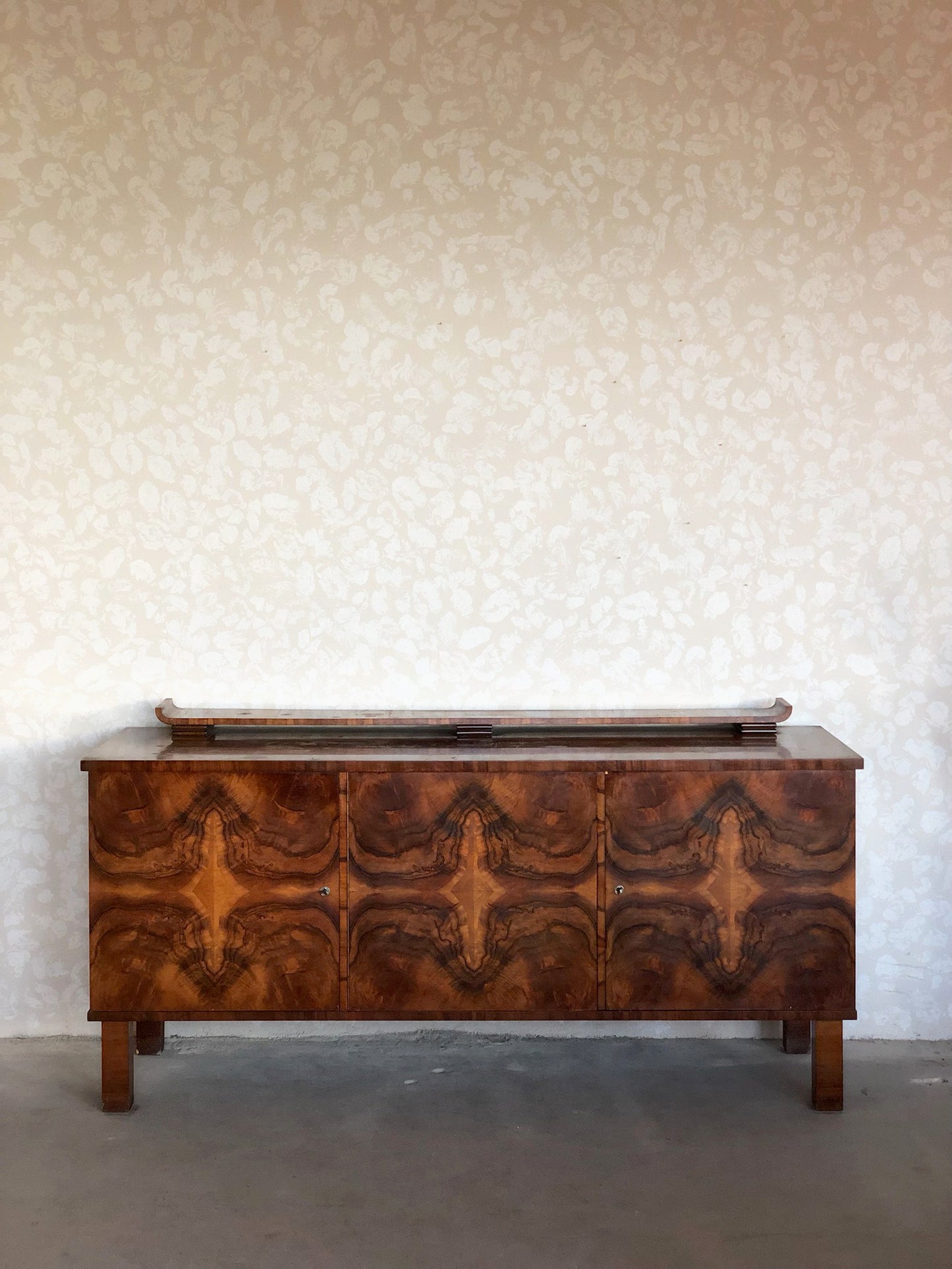 dresser with luxurious veneer pattern