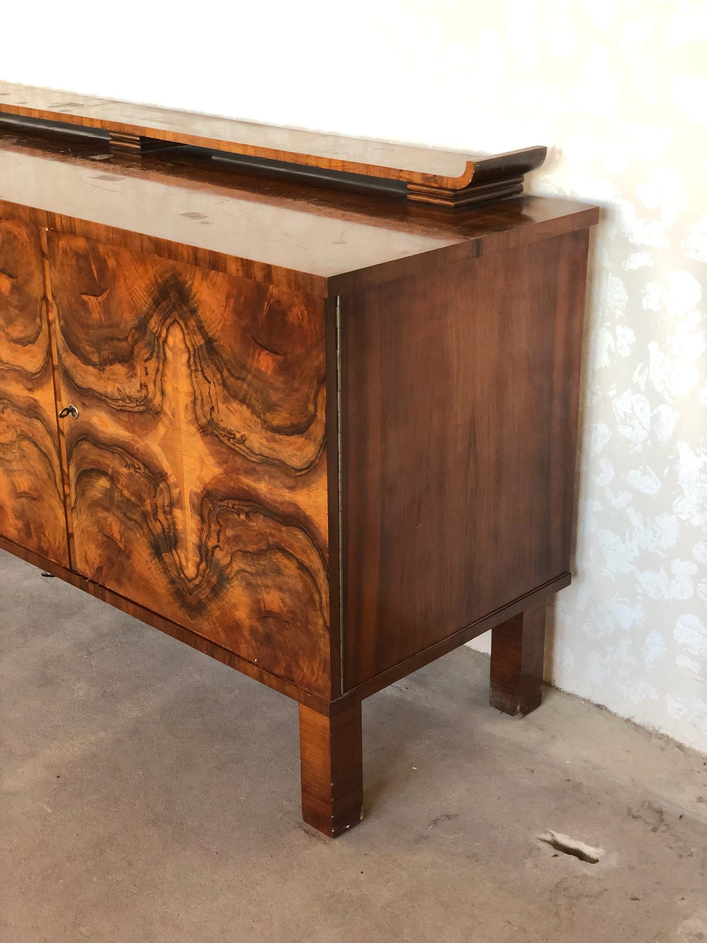 dresser with luxurious veneer pattern