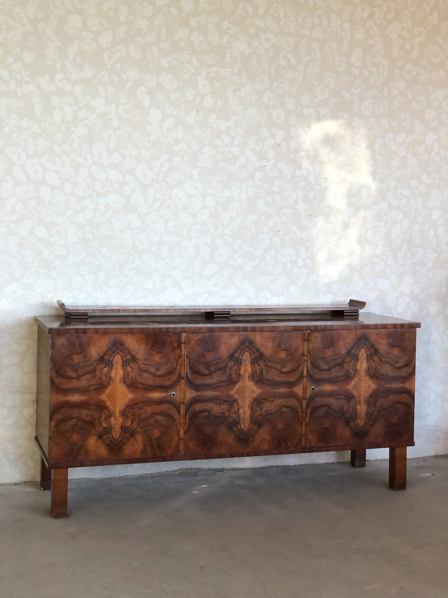 dresser with luxurious veneer pattern