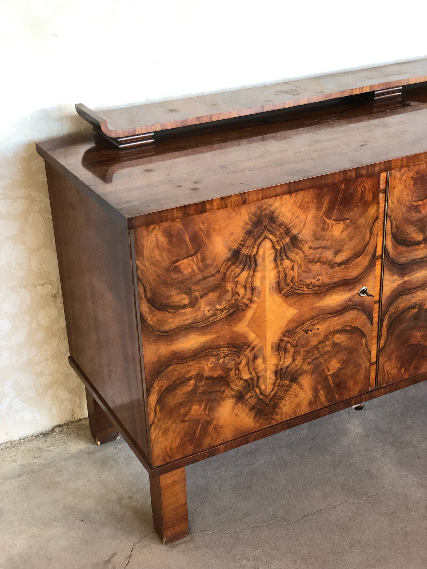 dresser with luxurious veneer pattern